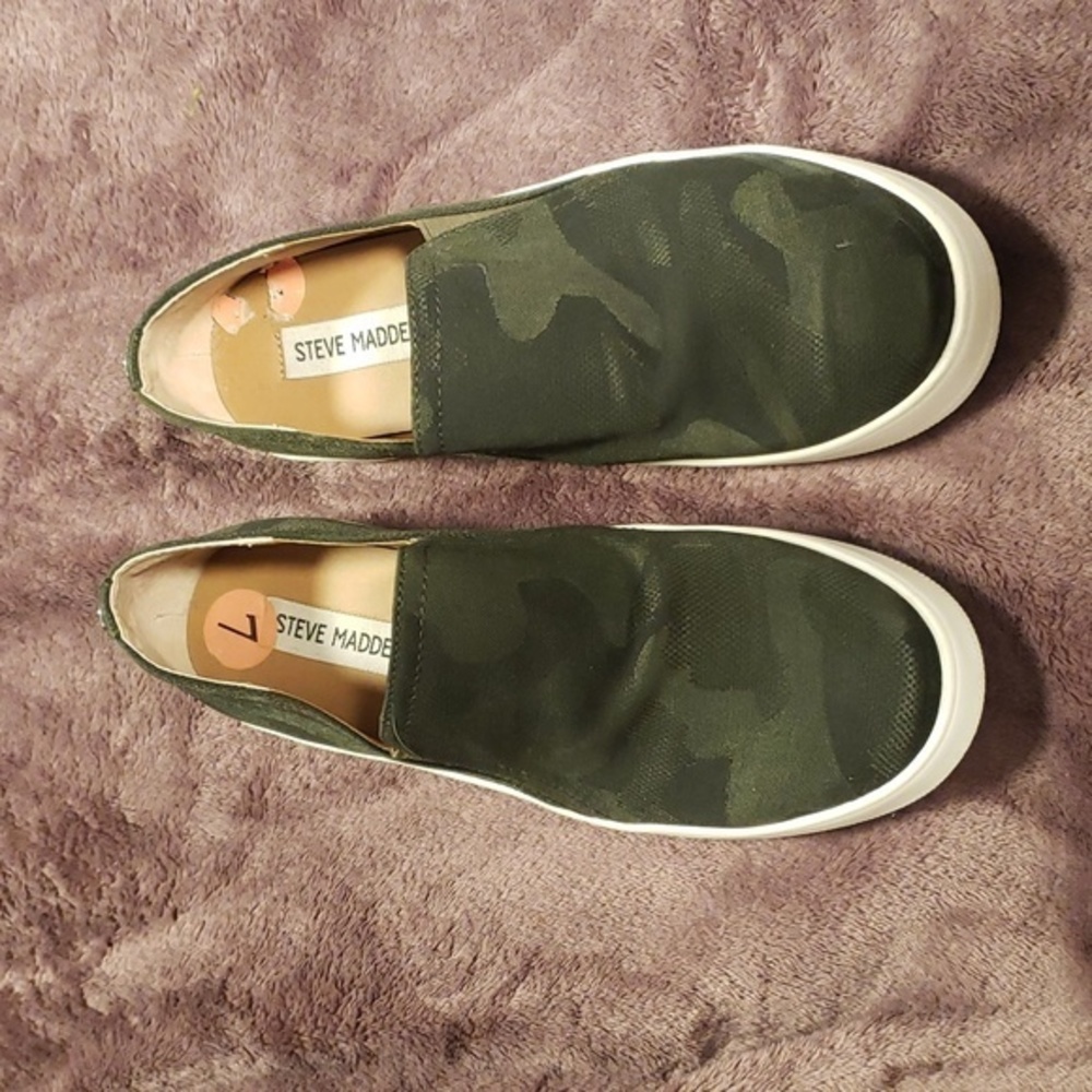 Steve Madden Camo Slip On -‎ Size 7 Women